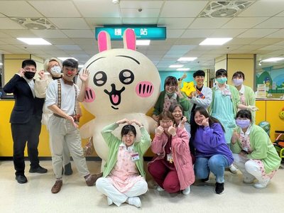 病房中綻放的微笑 東南科大表演藝術系「藝起傳愛・溫暖病房」用表演擁抱生命每一刻