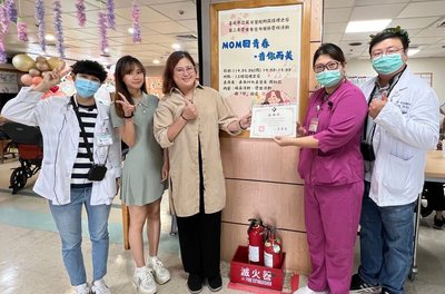 東南科技大學表演藝術系唱進萬芳醫院護理之家，用歌聲為母親節送上最動人的祝福