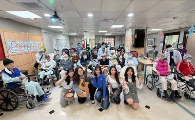東南科大表演藝術系攜手萬芳醫院護理之家 母親節樂齡音樂會用歌聲把愛傳下去