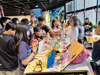 東南科技大學休閒事業管理系「端午情」文創市集登場僑外學生展現跨文化創意成果